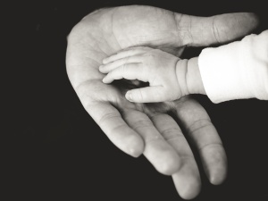 baby-dad-hands